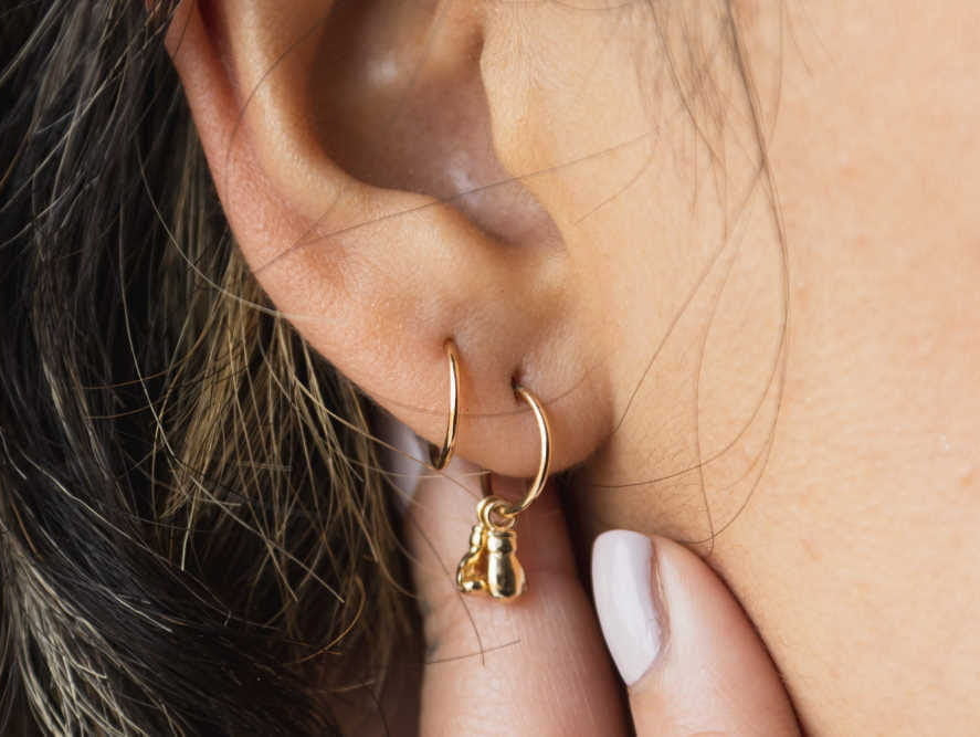 why do earrings smell: F-Image by Anna Elizabeth via Unsplash - ear close up